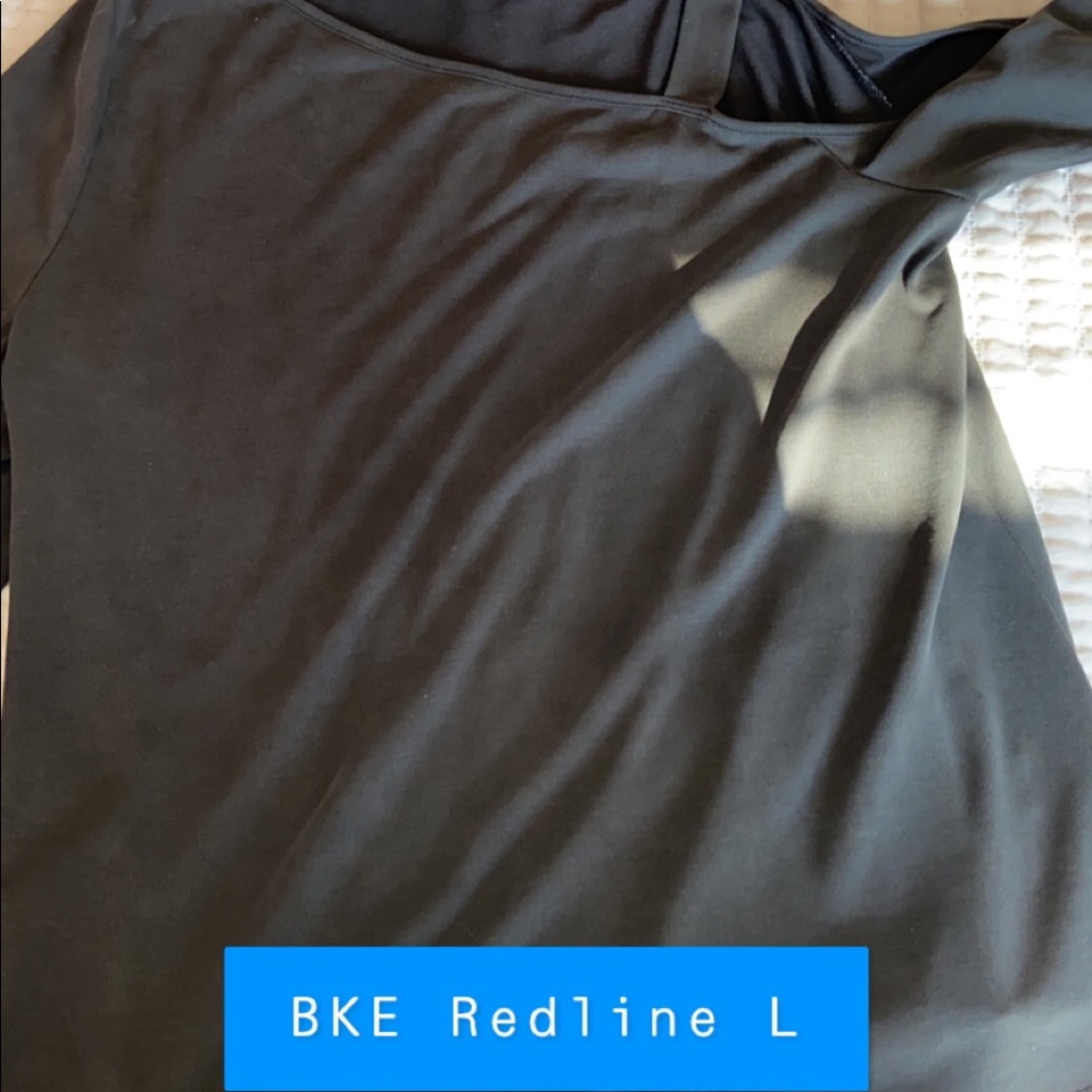 Cold shoulder BKE Redline size L